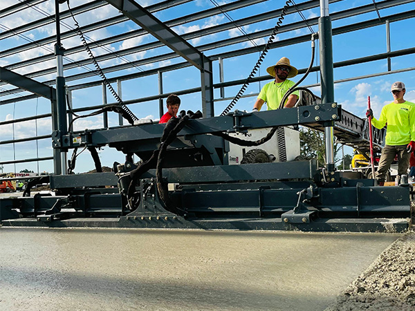  Concrete workers operating the S-940 Laser Screed on a construction site. 